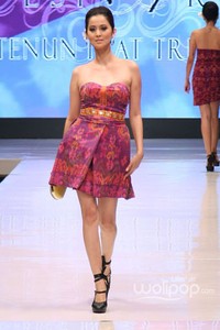 Jakarta, Indonesia - 17 Mei. Desi Aryani Tenun Ikat Tri Kerti. Denpasar Endek. Jakarta Fashion & Food Festival 2013 at Grand Ballroom Harris Hotel. Kelapa Gading. 17 Mei 2013. Jakarta. [Foto: Mohammad Abduh/Wolipop]