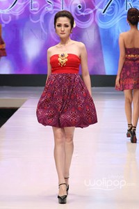 Jakarta, Indonesia - 17 Mei. Desi Aryani Tenun Ikat Tri Kerti. Denpasar Endek. Jakarta Fashion & Food Festival 2013 at Grand Ballroom Harris Hotel. Kelapa Gading. 17 Mei 2013. Jakarta. [Foto: Mohammad Abduh/Wolipop]