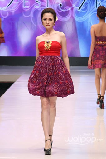 Jakarta, Indonesia - 17 Mei. Desi Aryani Tenun Ikat Tri Kerti. Denpasar Endek. Jakarta Fashion & Food Festival 2013 at Grand Ballroom Harris Hotel. Kelapa Gading. 17 Mei 2013. Jakarta. [Foto: Mohammad Abduh/Wolipop]