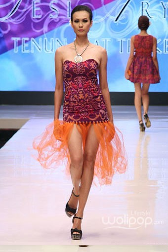 Jakarta, Indonesia - 17 Mei. Desi Aryani Tenun Ikat Tri Kerti. Denpasar Endek. Jakarta Fashion & Food Festival 2013 at Grand Ballroom Harris Hotel. Kelapa Gading. 17 Mei 2013. Jakarta. [Foto: Mohammad Abduh/Wolipop]