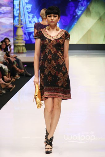 Jakarta, Indonesia - 17 Mei. Frida Citra Dewi Wijaya Kusuma. Denpasar Endek. Jakarta Fashion & Food Festival 2013 at Grand Ballroom Harris Hotel. Kelapa Gading. 17 Mei 2013. Jakarta. [Foto: Mohammad Abduh/Wolipop]