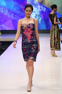 Jakarta, Indonesia - 17 Mei. Frida Citra Dewi Wijaya Kusuma. Denpasar Endek. Jakarta Fashion & Food Festival 2013 at Grand Ballroom Harris Hotel. Kelapa Gading. 17 Mei 2013. Jakarta. [Foto: Mohammad Abduh/Wolipop]