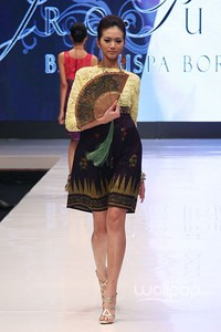 Jakarta, Indonesia - 17 Mei. Iro Puspa Bali Puspa Bordir. Denpasar Endek. Jakarta Fashion & Food Festival 2013 at Grand Ballroom Harris Hotel. Kelapa Gading. 17 Mei 2013. Jakarta. [Foto: Mohammad Abduh/Wolipop]