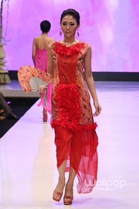 Jakarta, Indonesia - 17 Mei. Dewi Juardjani Dewi Fashion. Denpasar Endek. Jakarta Fashion & Food Festival 2013 at Grand Ballroom Harris Hotel. Kelapa Gading. 17 Mei 2013. Jakarta. [Foto: Mohammad Abduh/Wolipop]