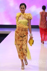 Jakarta, Indonesia - 17 Mei. Dewi Juardjani Dewi Fashion. Denpasar Endek. Jakarta Fashion & Food Festival 2013 at Grand Ballroom Harris Hotel. Kelapa Gading. 17 Mei 2013. Jakarta. [Foto: Mohammad Abduh/Wolipop]