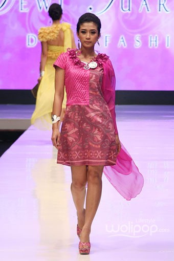 Jakarta, Indonesia - 17 Mei. Dewi Juardjani Dewi Fashion. Denpasar Endek. Jakarta Fashion & Food Festival 2013 at Grand Ballroom Harris Hotel. Kelapa Gading. 17 Mei 2013. Jakarta. [Foto: Mohammad Abduh/Wolipop]