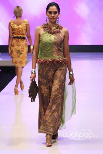 Jakarta, Indonesia - 17 Mei. Dewi Juardjani Dewi Fashion. Denpasar Endek. Jakarta Fashion & Food Festival 2013 at Grand Ballroom Harris Hotel. Kelapa Gading. 17 Mei 2013. Jakarta. [Foto: Mohammad Abduh/Wolipop]