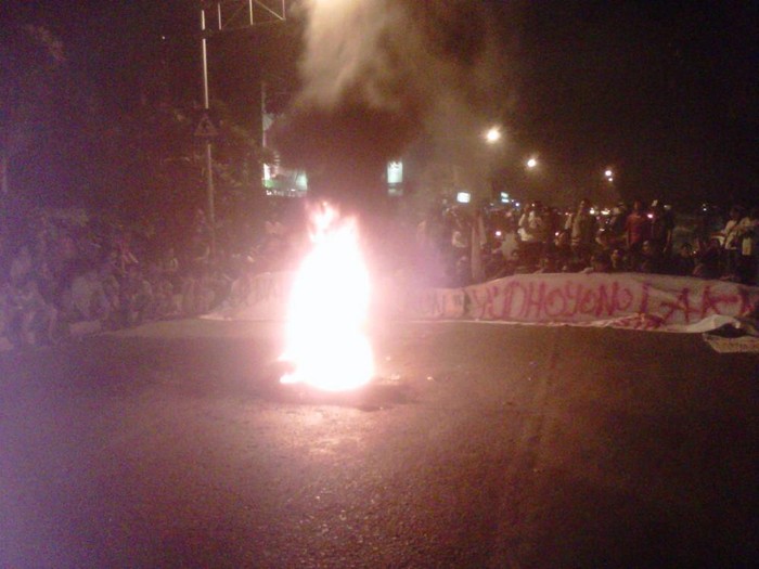 Demo BBM, Mahasiswa IISIP Tutup Jalan Raya Lenteng dan Bakar Ban