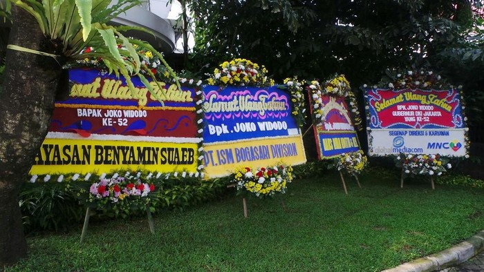 Ada Karangan Bunga dan Kue Ultah di Rumah Dinas Jokowi