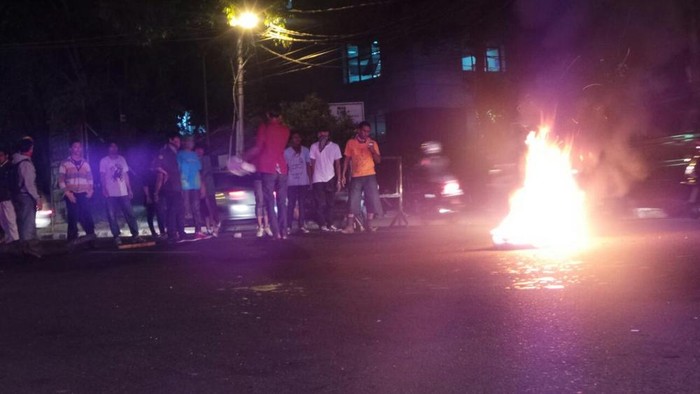 Massa Demonstran Bertambah Banyak, Jl Diponegoro Akhirnya Ditutup