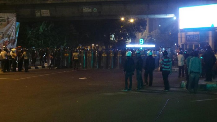 Polisi Tembakkan Gas Air Mata, Demonstran di Jl Diponegoro Langsung Bubar