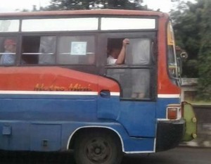 Jejalkan Penumpang Seperti Sarden Kaleng, Ban Kempis Tetap Jalan