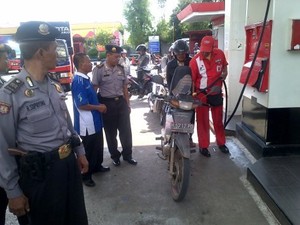 Jelang Kenaikan Harga BBM, SPBU di Semarang Dijaga Aparat Bersenjata