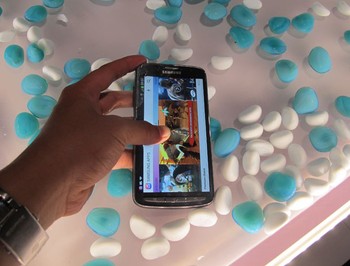 Layar S4 Active sebesar 5 inch dengan display full HD TFT LCD, 443 ppi.