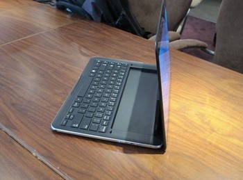 Dua OS yang dimaksud adalah Windows 8 dan Android Jelly Bean yang rela berbagi tempat dalam satu perangkat, yakni Ativ Q.
