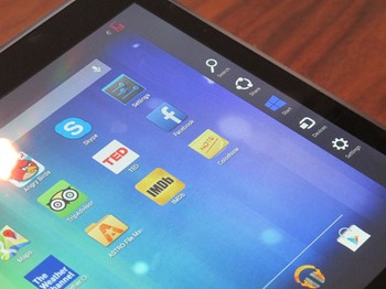 Salah satu fitur menarik dari Ativ Q adalah ia dapat melakukan transfer file dan aplikasi. Dalam demonya, aplikasi Draw Something yang sejatinya diinstal saat mode Android dapat diimpor dengan mudah ke mode Windows 8. Tinggal drag and drop. Begitu juga untuk file foto.