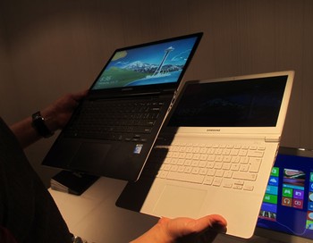 Dari segi tampilan, Ativ Book 9 Plus (warna hitam) dan Lite (putih) begitu mirip. Perbedaan terletak dari dapur pacu dan beberapa material pembungkusnya.