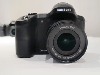     Galaxy NX merupakan kamera 20,3 megapixel dengan sensor APS-C, dan sudah dilengkapi fungsi hybrid autofocus untuk mempercepat pengambilan gambar, rentang ISO 100-25600, serta modus pengambilan gambar cepat hingga 8,6 frame tiap detiknya.