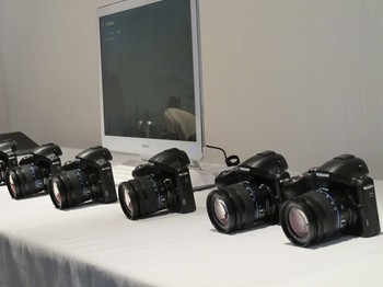     Sayangnya Samsung belum menyebutkan berapa harga jual Galaxy NX nanti, namun menurut rumor yang beredar akan ada di kisaran USD 1.300 atau sekitar Rp 12,9 juta