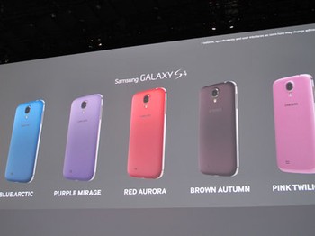 Pada event Samsung Premier di London, vendor asal Korea Selatan ini juga melakukan penyegaran terhadap Galaxy S4 versi original. Dimana penyegaran dilakukan dari sisi warna yang ditawarkan.