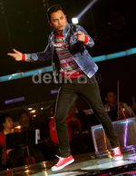 Aksi Penuh Energik Nidji di Atas Panggung