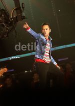 Aksi Penuh Energik Nidji di Atas Panggung