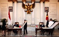 Marty Natalegawa (kanan) dan Jose Luis Guterres (kiri) menandatangani perjanjian soal peta perbatasan di Gedung Kemlu, Jakarta.
