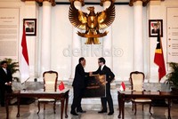 Marty Natalegawa berjabat tangan dengan Jose Luis Guterres seusai penandatanganan perjanjian.