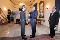 Marty Natalegawa berbincang dengan Jose Luis Guterres disela-sela penandatanganan perjanjian.