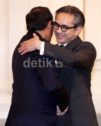 Marty Natalegawa menyambut kedatangan Jose Luis Guterres.