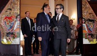 Marty Natalegawa berbincang dengan Jose Luis Guterres disela-sela penandatanganan perjanjian.