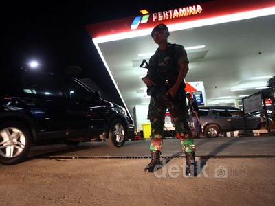 TNI Jaga Ketat SPBU Hayam Wuruk