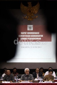 Harga premium bersubsidi naik dari Rp 4.500/liter menjadi Rp 6.500/liter, sementara solar dari Rp 4.500/liter menjadi Rp 5500/liter.