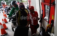 Harga BBM diperkirakan akan naik, premium menjadi Rp 6.500/liter dan solar menjadi Rp 5.500/liter. Lamhot Aritonang/detikFoto.