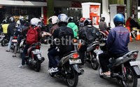 Jelang kenauikan harga BBM, antrean pengendara telah terlihat di sejumlah SPBU, seperti terlihat di SPBU di Cikini. Lamhot Aritonang/detikFoto.