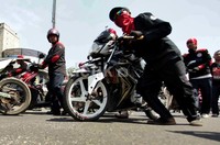 Aksi menuntun motor tersebut sebagai gambaran saat rakyat kehabisan bensin dan tidak bisa membeli lantaran tidak mampu.