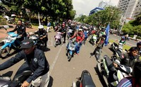 Aksi menuntun motor dilakukan untuk menolak rencana kenaikan harga BBM.