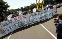 Sebagian pendemo membawa spanduk menolak kenaikan harga BBM.