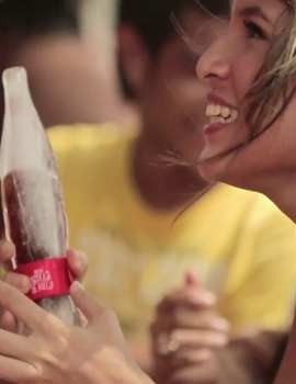 Berpelukan dan Berbagi, Gaya Unik Promosi Coca-cola
