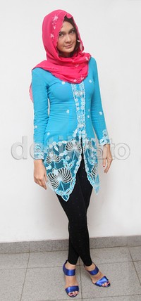 Luna tampil dibalut kebaya biru muda, legging hitam, sendal biru, dan kerudung pink. Gus Mun/detikHOT.