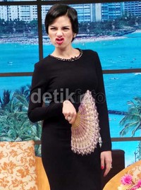 Dengan memonyongkan bibirnya, Nikita Mirzani menunjukkan wajah 'jelek'-nya. Desi/detikHOT.