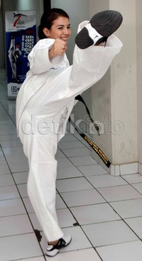     Tya memang dikenal menekuni bela diri taekwondo sejak kecil. Noel/detikHOT.