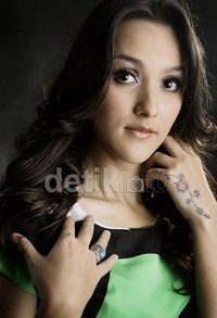 Hidung mancung, mata besar, dan bibirnya yang tipis nan sensual merupakan perpaduan dari ayahnya Joachim Brandl yang asli Jerman, serta ibunya Endang Sumarni dari Jawa Timur.