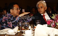 Menko Perekonomian Hatta Rajasa berbincang dengan Ketua DPD RI Irman Gusman disela acara Indonesia Property and bank Award ke-8 2013. Lamhot Aritonang/detikFoto.