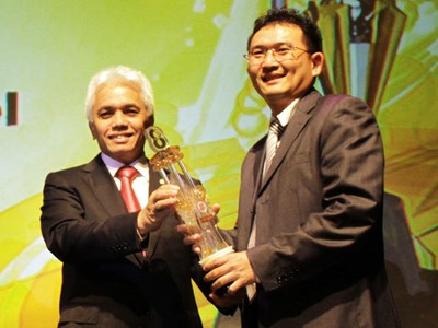 Hatta Serahkan Penghargaan Property & Bank