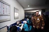 Direktur Pemasaran & Penjualan Garuda Indonesia Frederik Johannes Meijer meninjau ruangan Global Contact Center.
