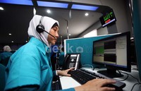 Para operator siap memberikan pelayanan.