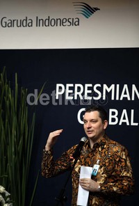Direktur Pemasaran & Penjualan Garuda Indonesia Frederik Johannes Meijer memberikan sambutan pada peresmian Global Contact Center di Bandung.