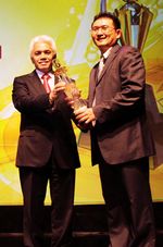 Hatta Serahkan Penghargaan Property & Bank