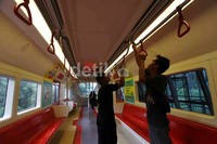 Sejumlah pekerja tengah mempersiapkan monorel yang dipamerkan.